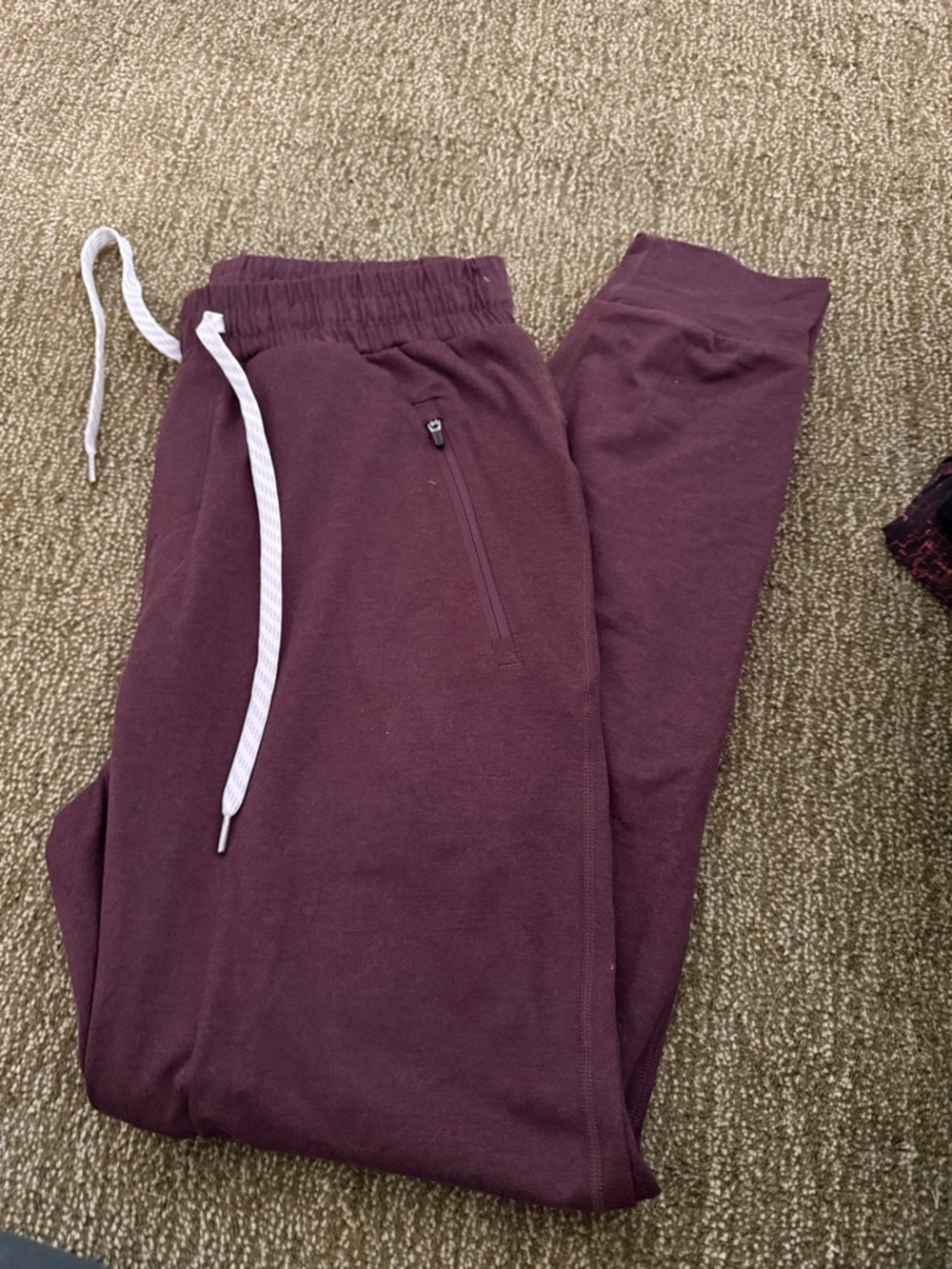 Vuori ponto  Men's jogger in Burgundy with White Drawstring